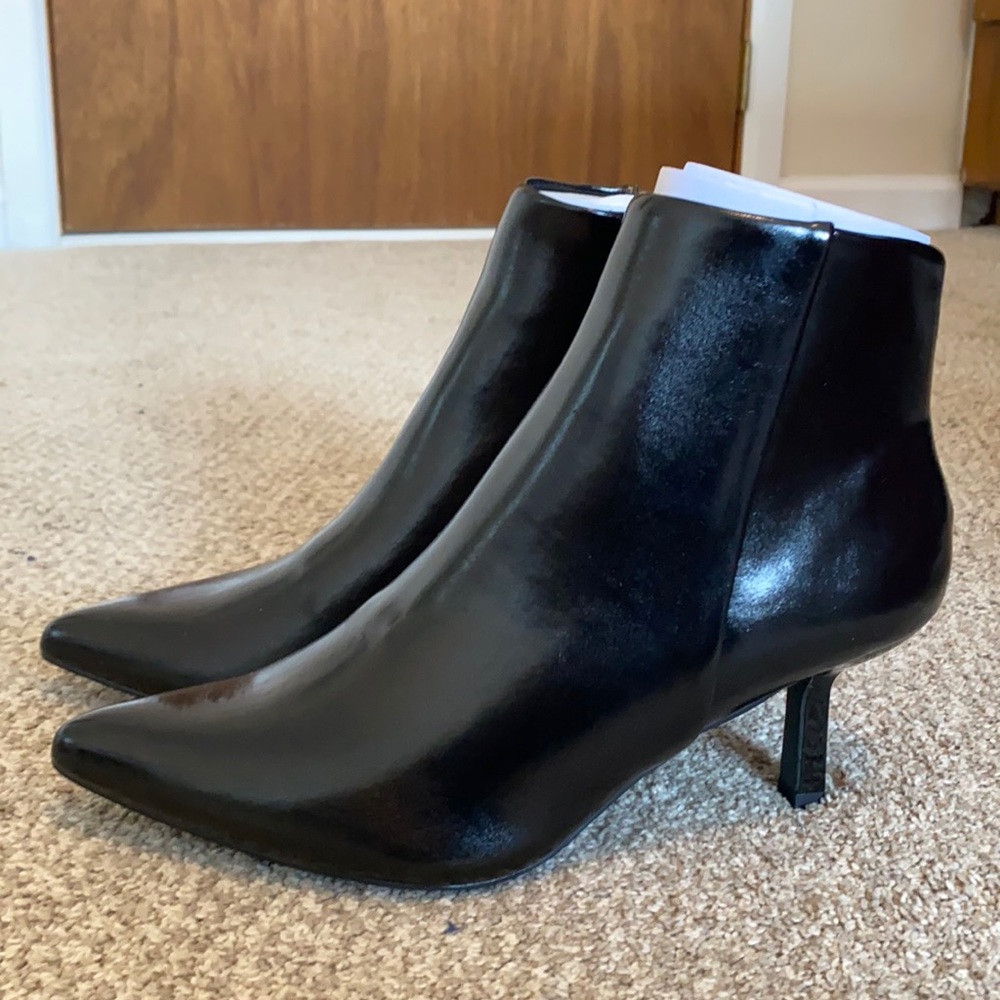 NEW Pointed boots with interest heel in black
